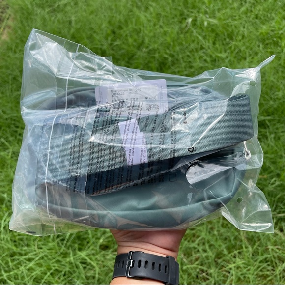 NWT Lululemon Everywhere Belt Bag - Picture 3 of 4